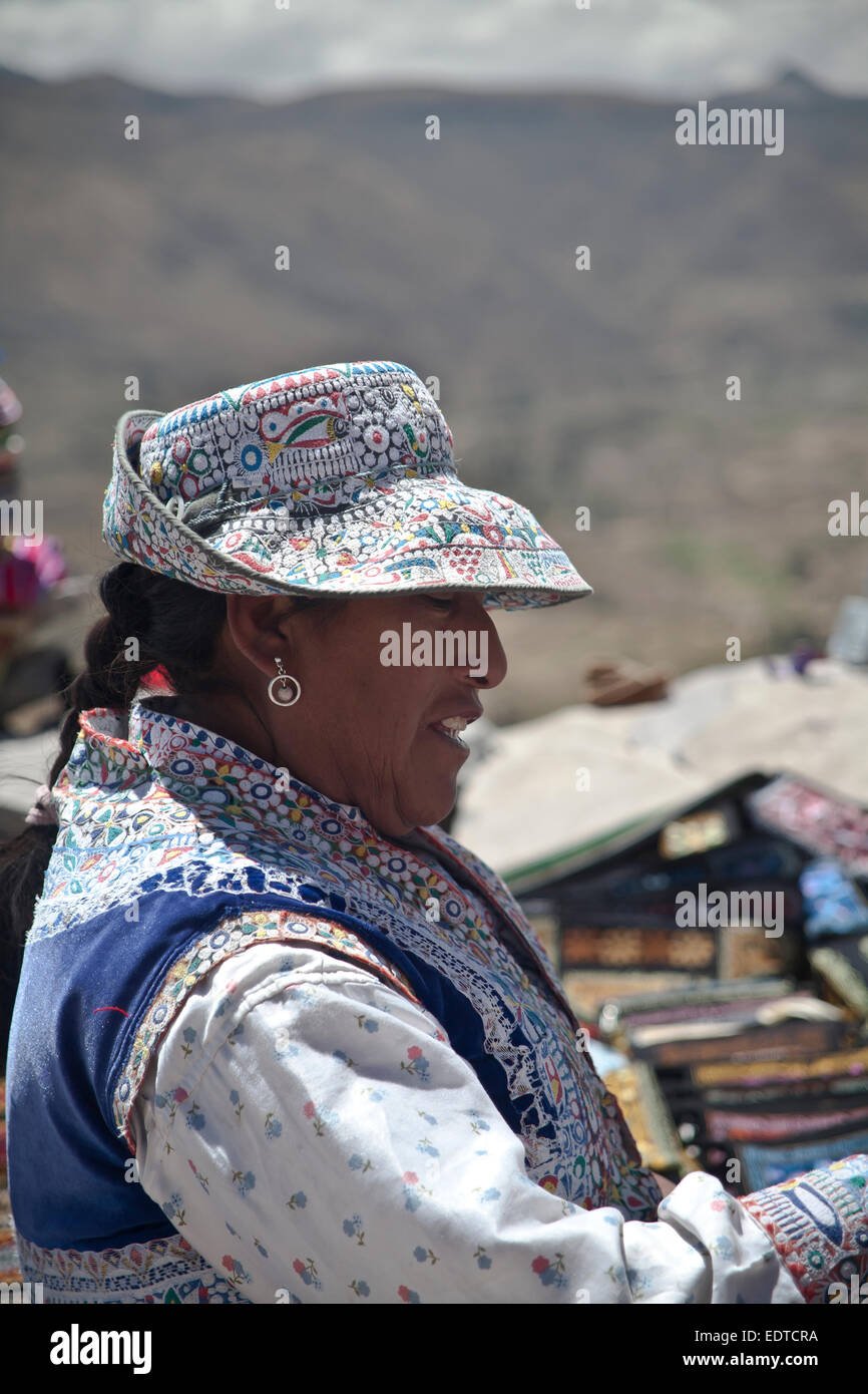 Ritratto di Profilo di donna Collaguan a edicola di stallo di mercato, Colca Valley. Foto Stock
