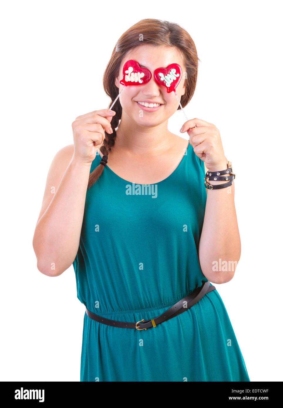 Sorridente ragazza adolescente con a forma di cuore ad lollipop su sfondo bianco Foto Stock