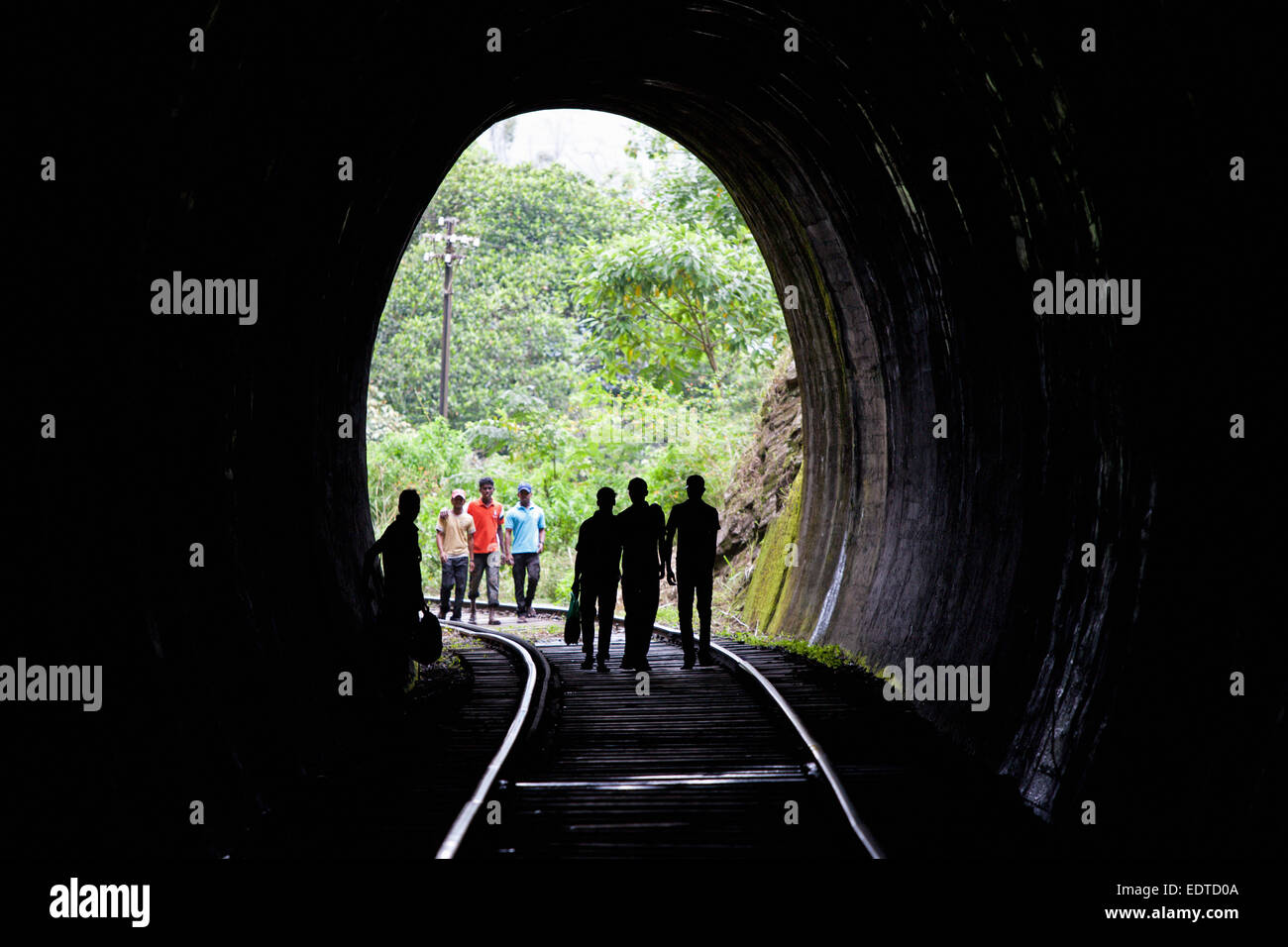 Il GOVERNO DELLO SRI LANKA la gente camminare attraverso il tunnel del treno vicino a ella Foto Stock
