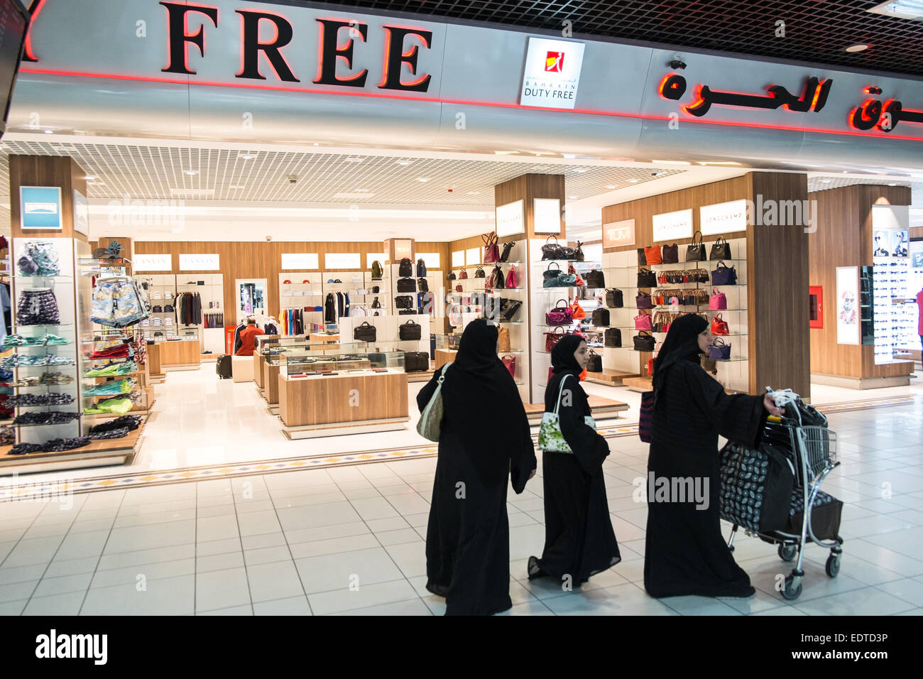 Profumo,l'aeroporto Bahrain, Bahrein, Medio Oriente. Coperto, musulmana, donne, passando, Duty Free, shop, all'Aeroporto Internazionale di Bahrain, Foto Stock