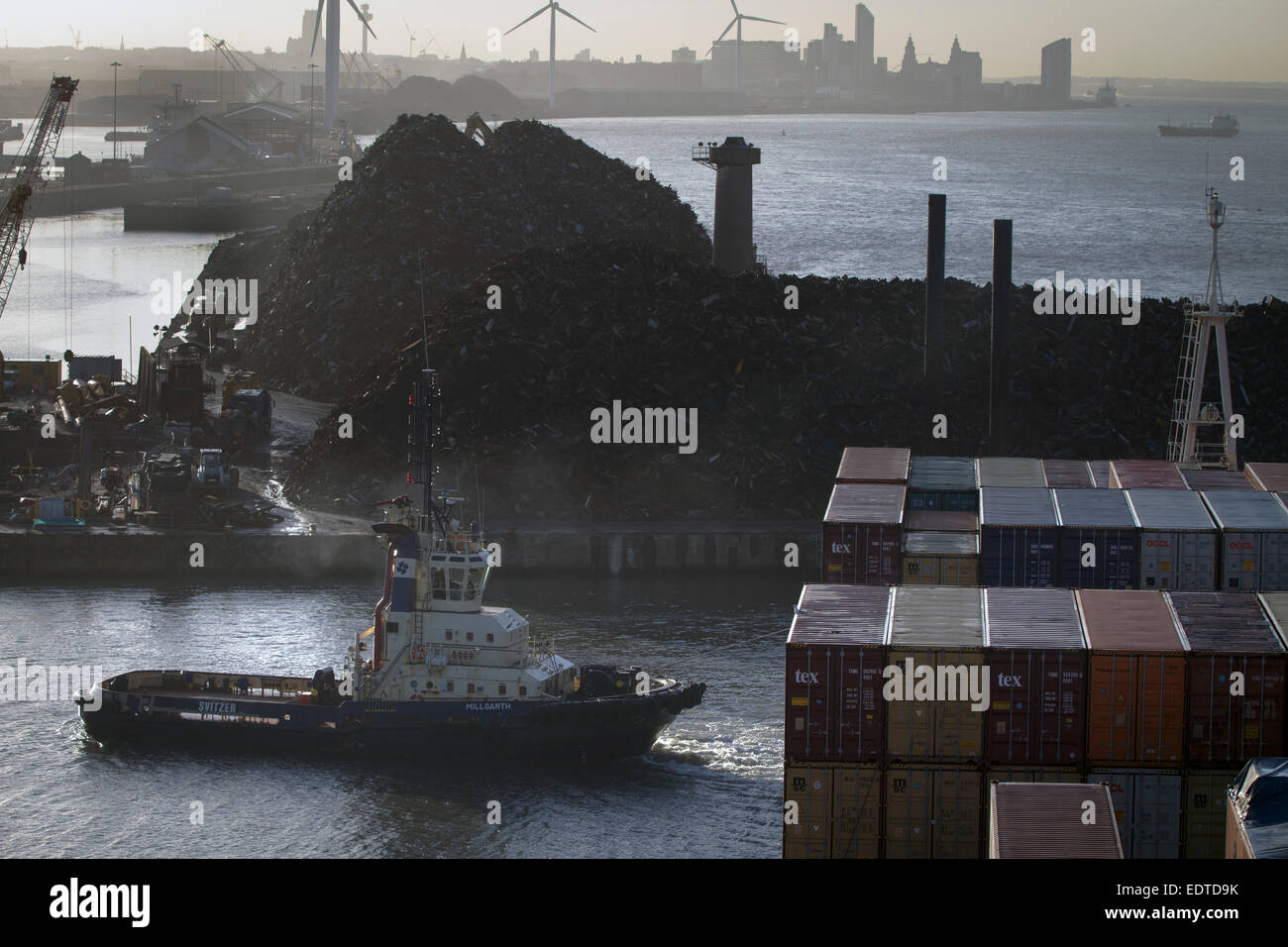 Un rimorchiatore tirando il Panama-contenitore registrata la nave MSC Sandra, all'Seaforth Dock Liverpool, in Inghilterra, Regno Unito. Foto Stock