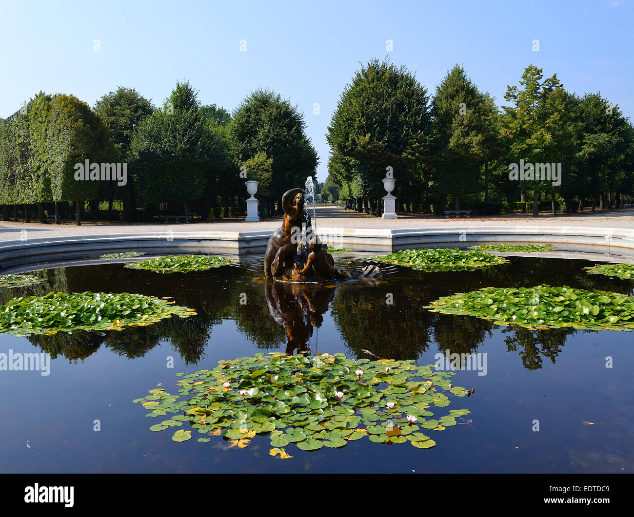 Una fontana e un laghetto con ninfee nei giardini del Palazzo Schönbrunn. Vienna, Austria Foto Stock