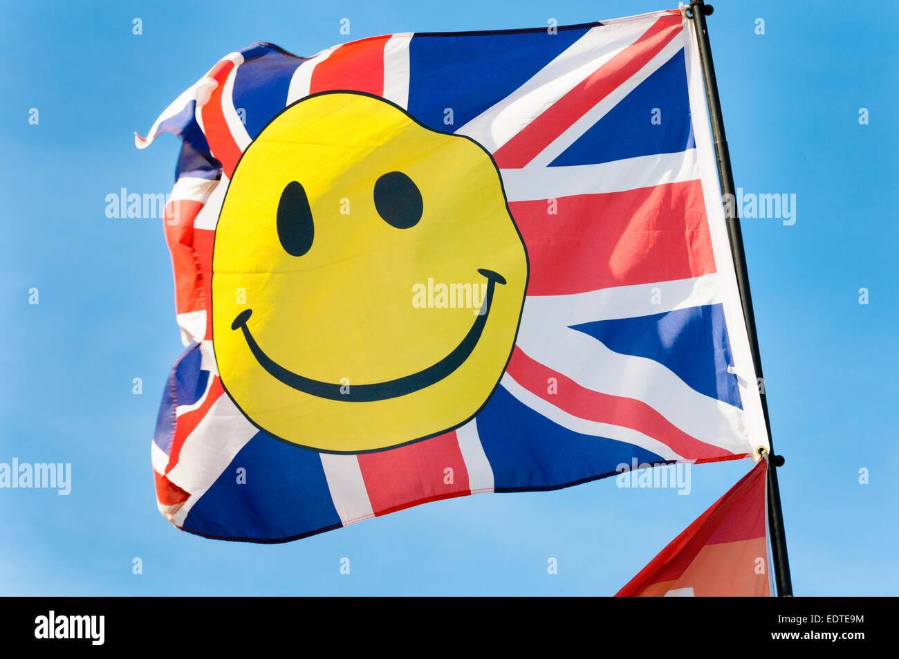 Inghilterra, Wiltshire, Larmer Tree Festival di musica. Unione Jack Smiley Face bandiera Foto Stock