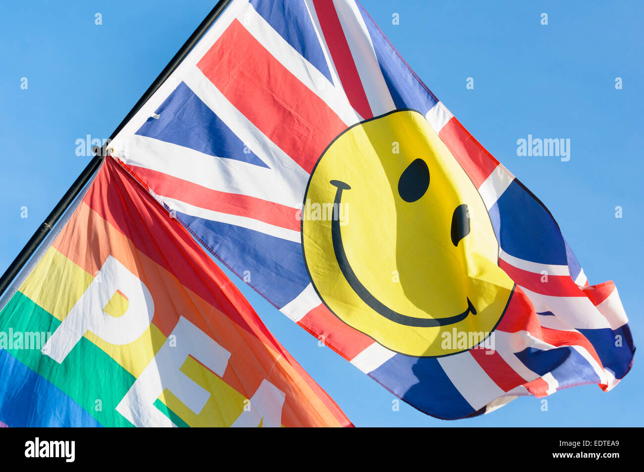 Inghilterra, Wiltshire, Larmer Tree Festival di musica, Union Jack Smiley Face bandiera Foto Stock