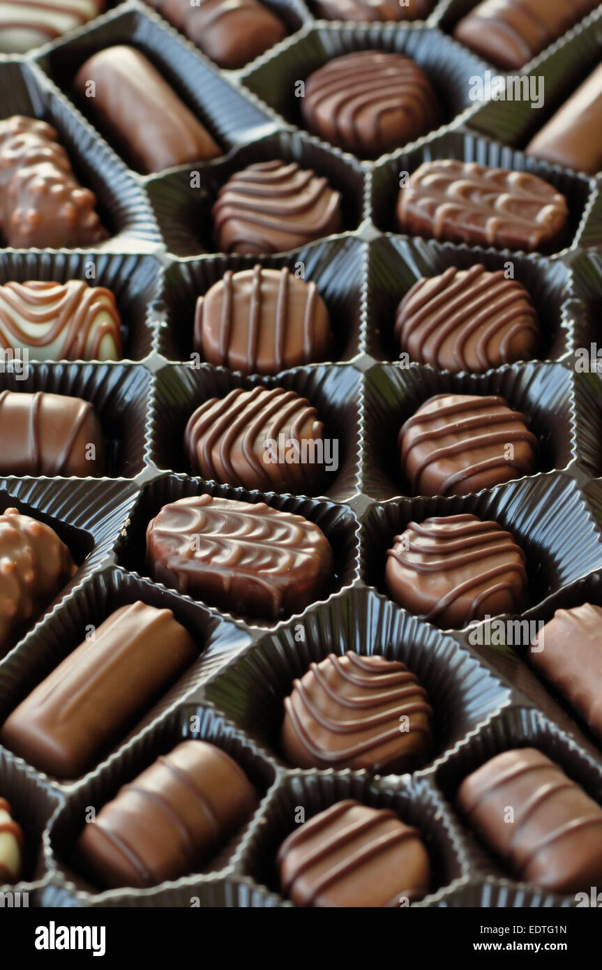 Scatola di cioccolatini cibo dolce candy sfondo. Messa a fuoco selettiva. Foto Stock