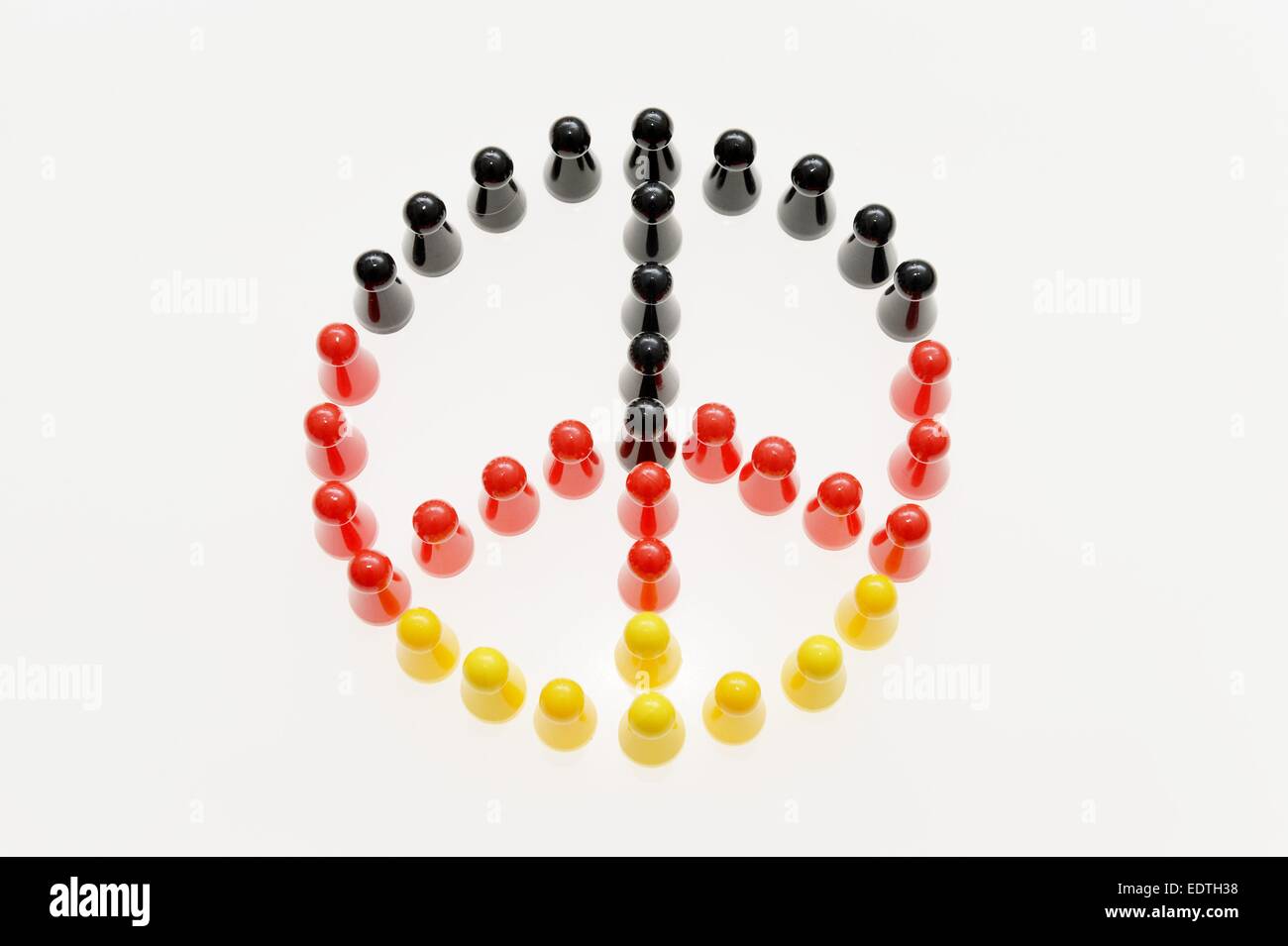 Le figure formano un simbolo di pace, in Germania, città di Osterode, 9. Gennaio 2015. Foto: Frank può Foto Stock