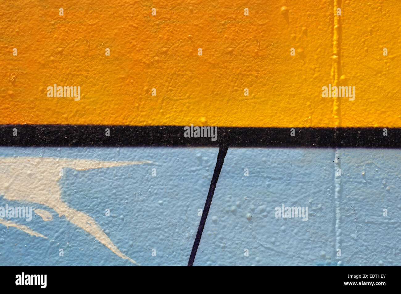Superficie testurizzata con colorati graffiti forme geometriche abstract background. Foto Stock