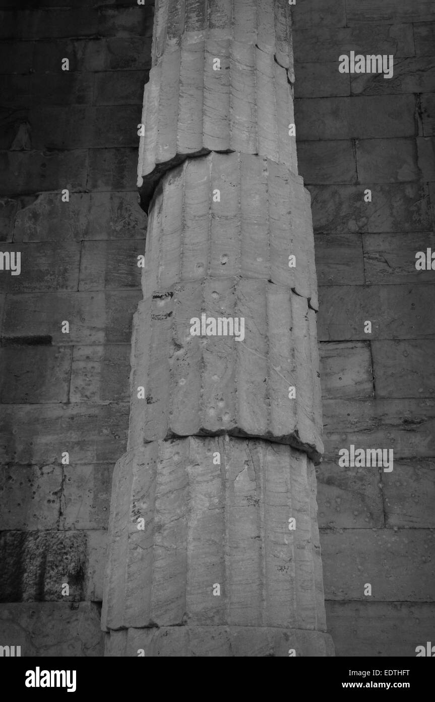 Instabile di greco antico colonna. Colonna di marmo struttura squilibrata in bianco e nero. Foto Stock