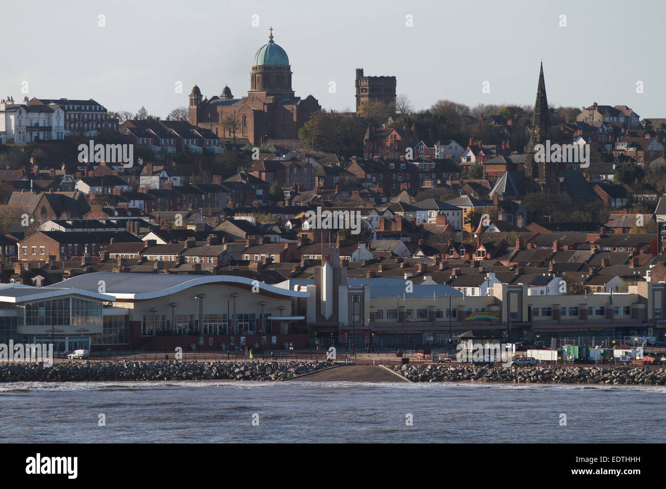 La città di New Brighton, Wirral, come si vede da una nave sul fiume Mersey passando Seaforth Dock. Foto Stock