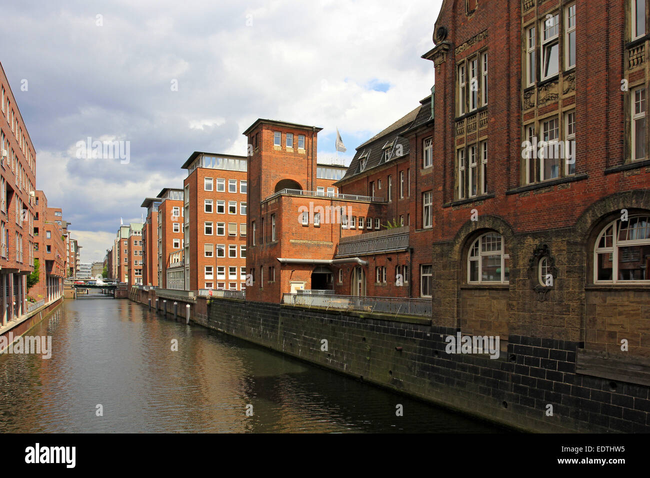 Deutschland, Hansestadt Hamburg, Backsteingebäude am Herrengrabenfleet,Germania, città anseatica di Amburgo, costruzione di mattoni su di lui Foto Stock