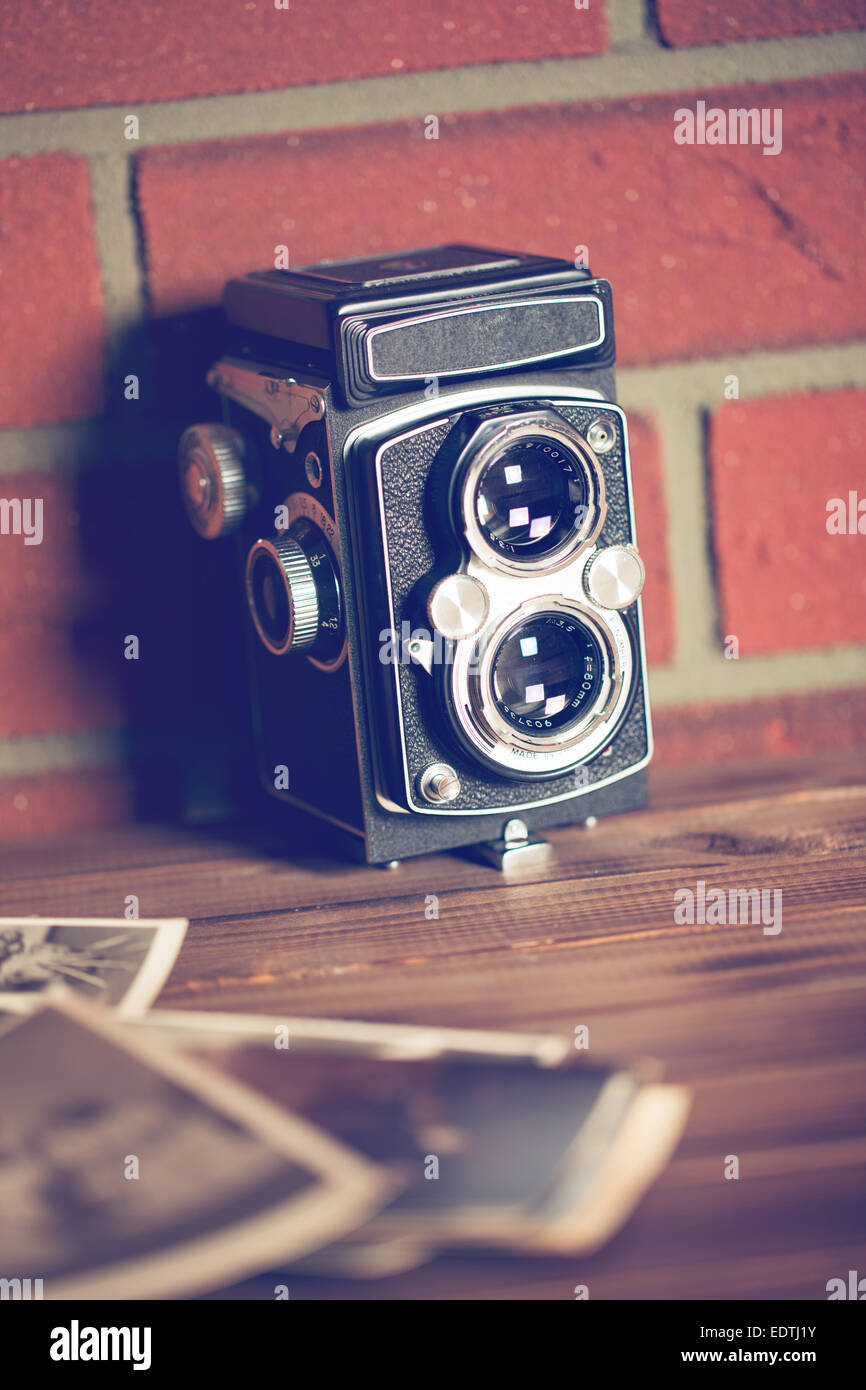 Fotocamera retrò sul tavolo di legno Foto Stock