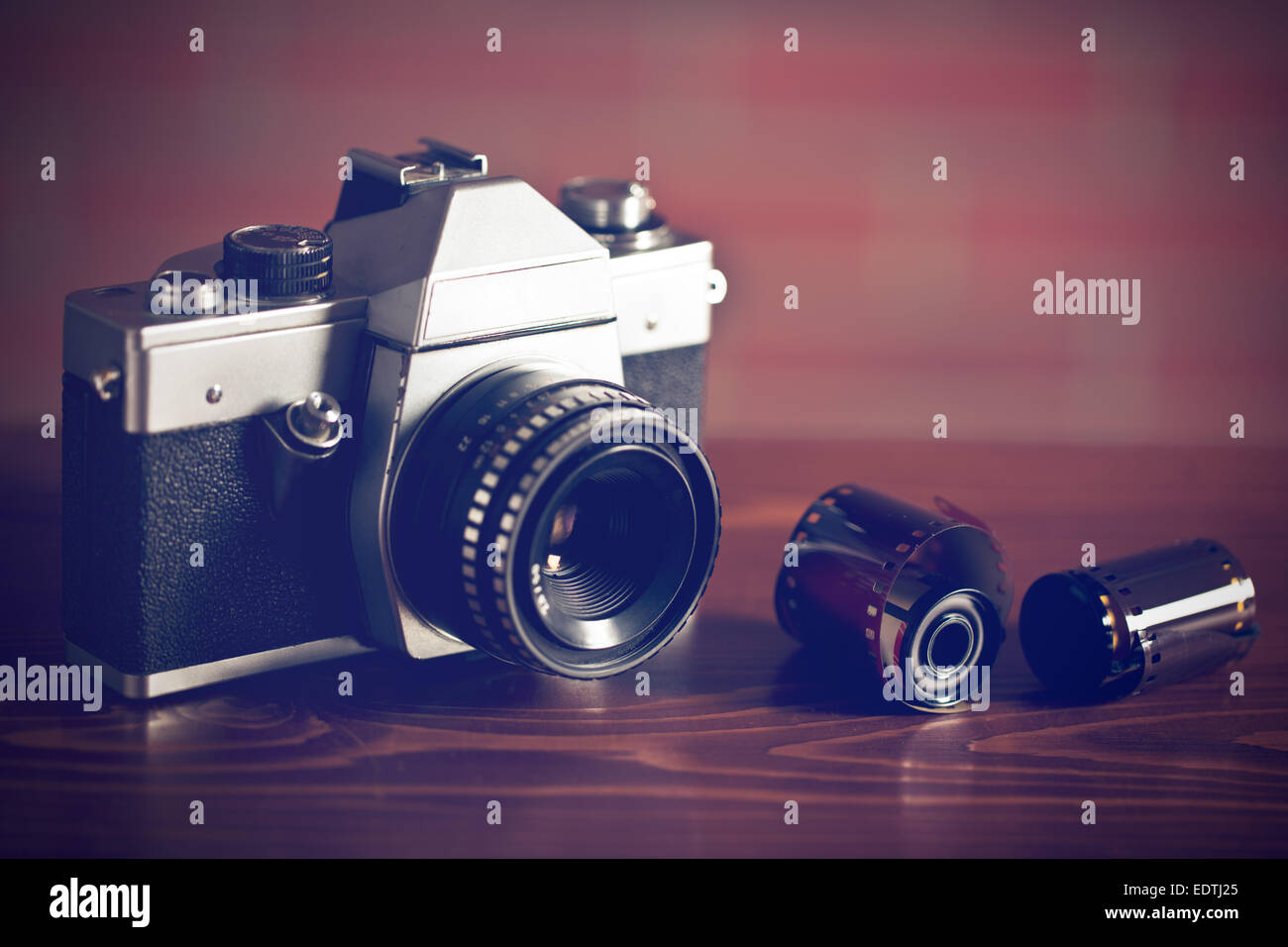 Fotocamera retrò sul tavolo di legno Foto Stock