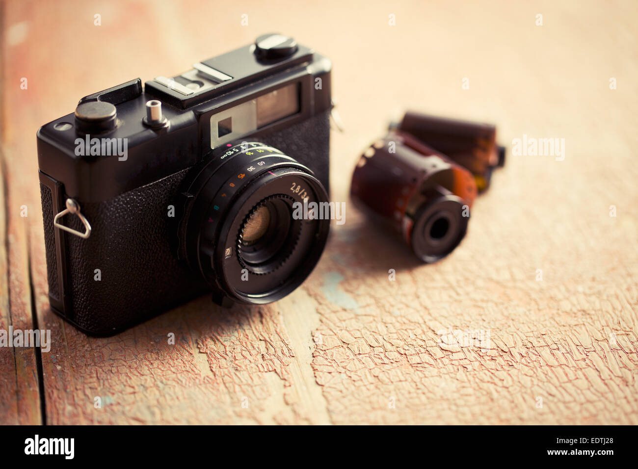 Fotocamera retrò sul tavolo di legno Foto Stock