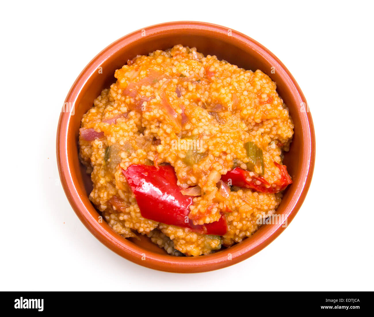 Il couscous con le verdure su una ciotola su sfondo bianco visto da sopra Foto Stock