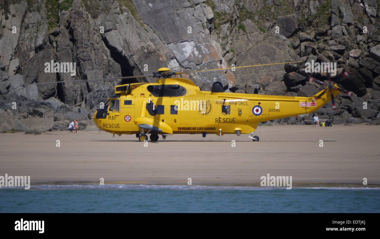 Sea King elicottero frequentando un incidente sulla Marloes Sands, Pembrokeshire, West Wales. Foto Stock