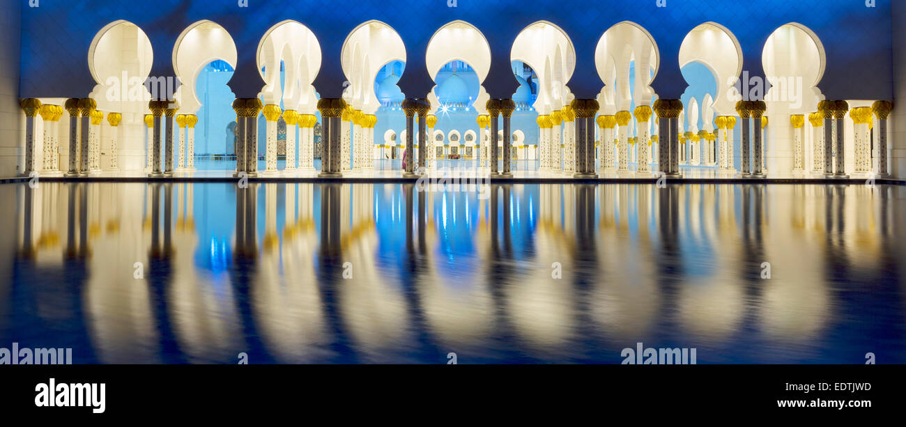 Vista panoramica della famosa moschea, Abu Dhabi, di notte, vista panoramica. Foto Stock