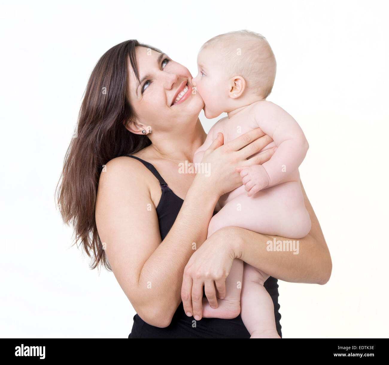 Madre sorridente con un piccolo bambino in braccio, sfondo bianco Foto Stock