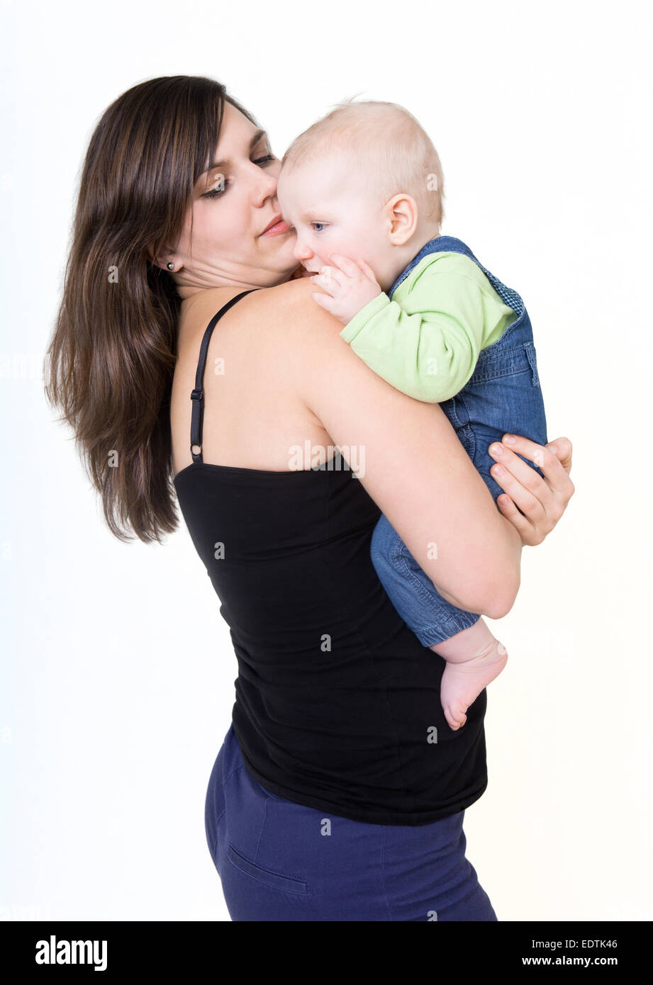 La madre che porta in braccio il bambino, sfondo bianco Foto Stock