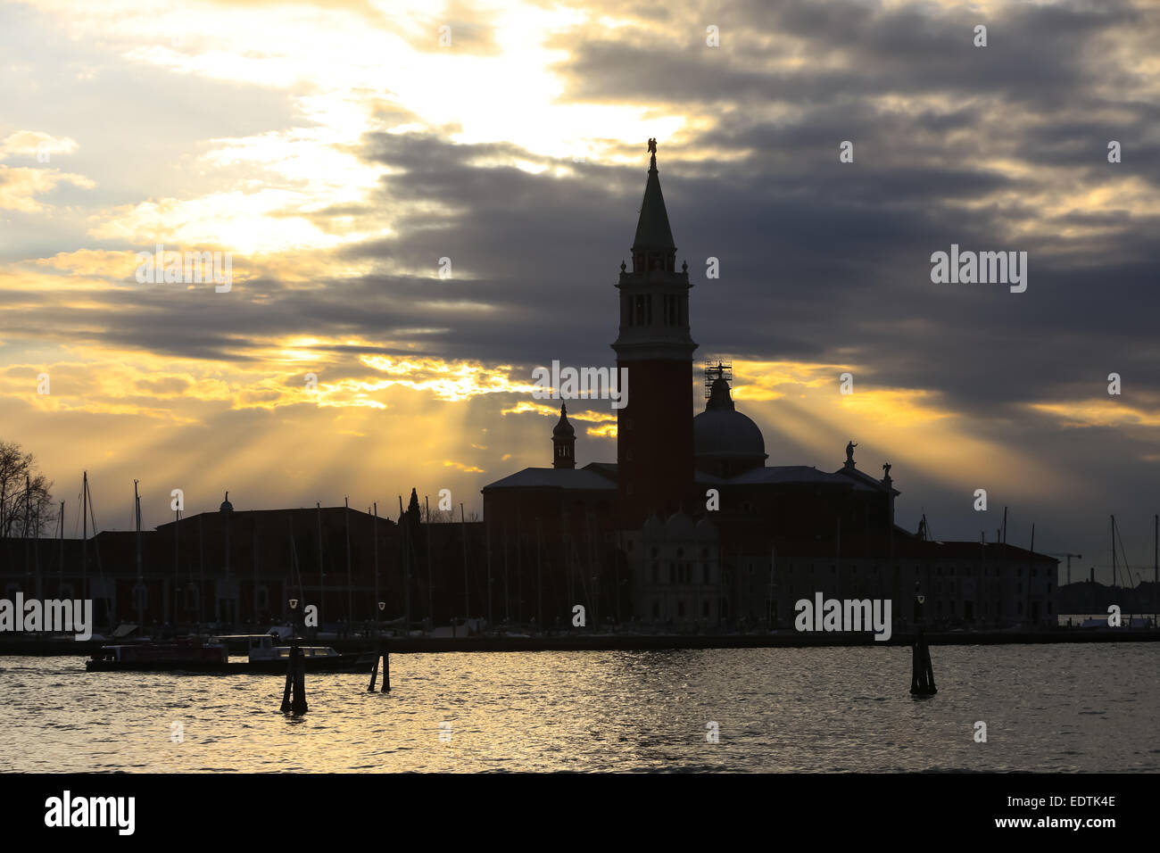 Una veduta della chiesa di San Giorgio Maggiore al tramonto sull'isola di San Giorgio Maggioree a Venezia, Italia. Foto Stock