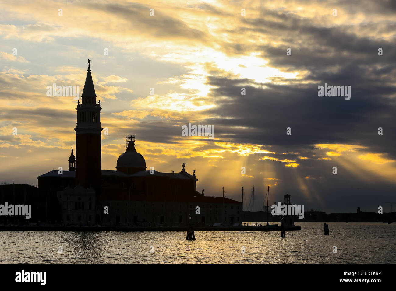 Una vista della vista della chiesa di San Giorgio Maggiore al tramonto sull'isola di San Giorgio Maggiore a Venezia, Italia. Foto Stock