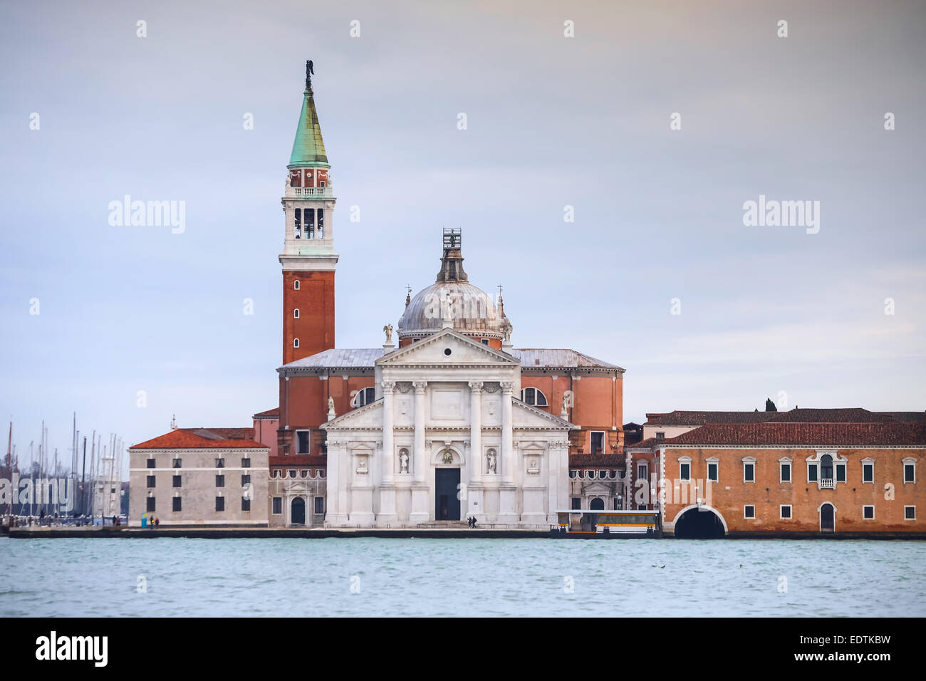 Una veduta della chiesa di San Giorgio Maggiore sull'isola di San Giorgio Maggiore a Venezia, Italia. Foto Stock