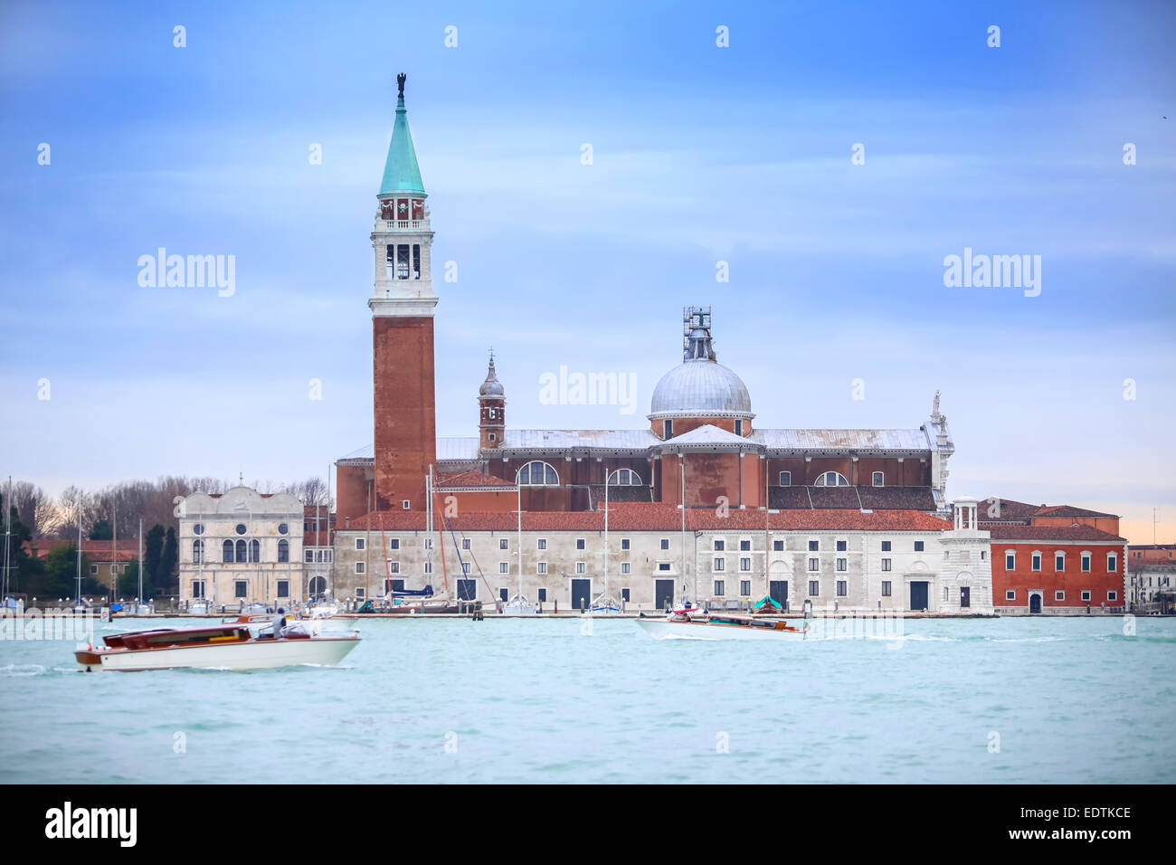 Chiesa di San Giorgio Maggiore sull'isola di San Giorgio Maggiore e un barche passando davanti a Venezia, Italia. Foto Stock