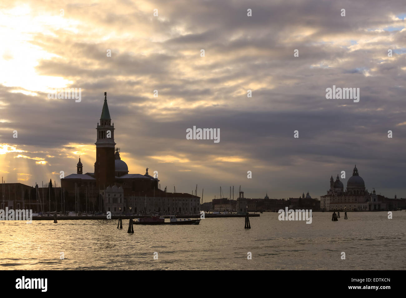Una veduta della chiesa di San Giorgio Maggiore al tramonto sull'isola di San Giorgio Maggiore a Venezia, Italia. Foto Stock