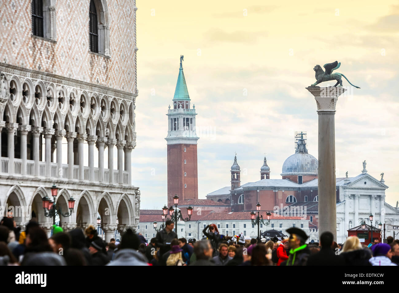 Una veduta della chiesa di San Giorgio Maggiore Dal Piazza San Marco con i turisti e il Palazzo del Doge e le colonne di San Marco Foto Stock
