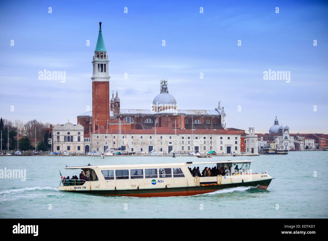 Una barca con turisti di passaggio di fronte alla chiesa di San Giorgio Maggiore Foto Stock