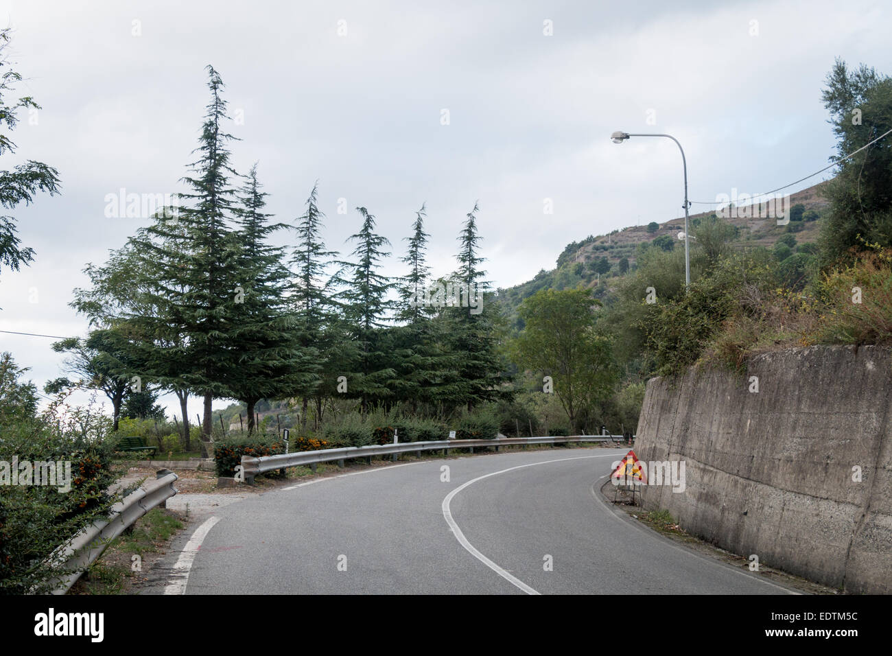 Strada solitaria prima di Novara di Sicilia piccolo villaggio sul parco dei Nebrodi Foto Stock