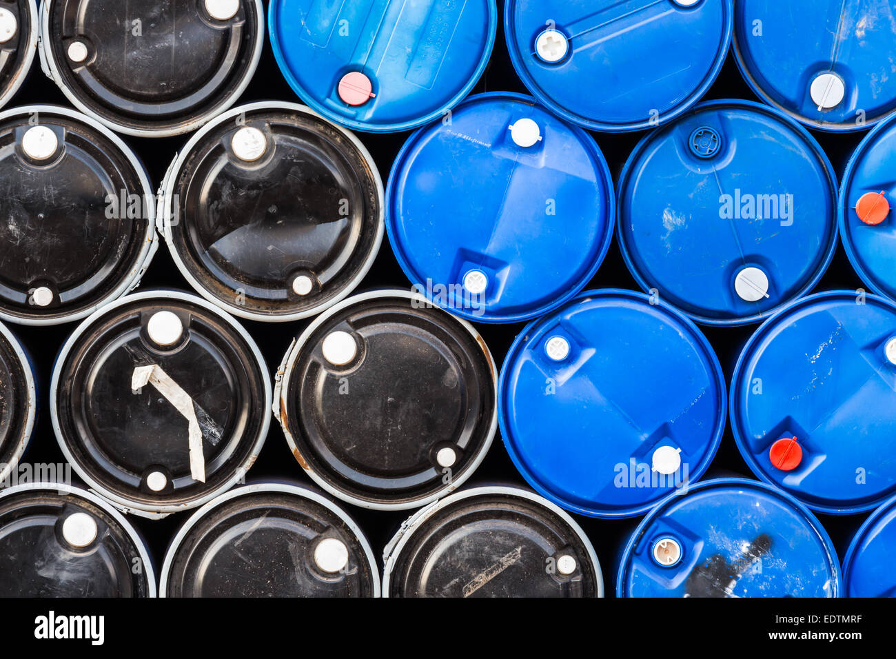 Blu e nero barili di olio sullo sfondo Foto Stock