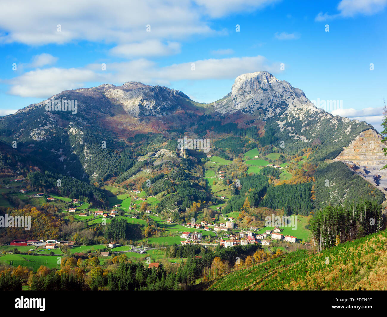 Paesaggio con mugarra montagna. Paese basco Foto Stock