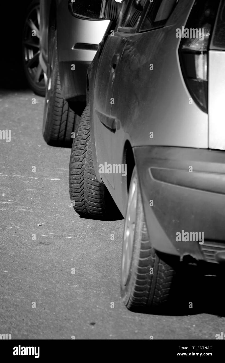 Fila di automobili parcheggiate su West Campbell Street in International Financial Services District (IFSD) a Glasgow, Scozia Foto Stock