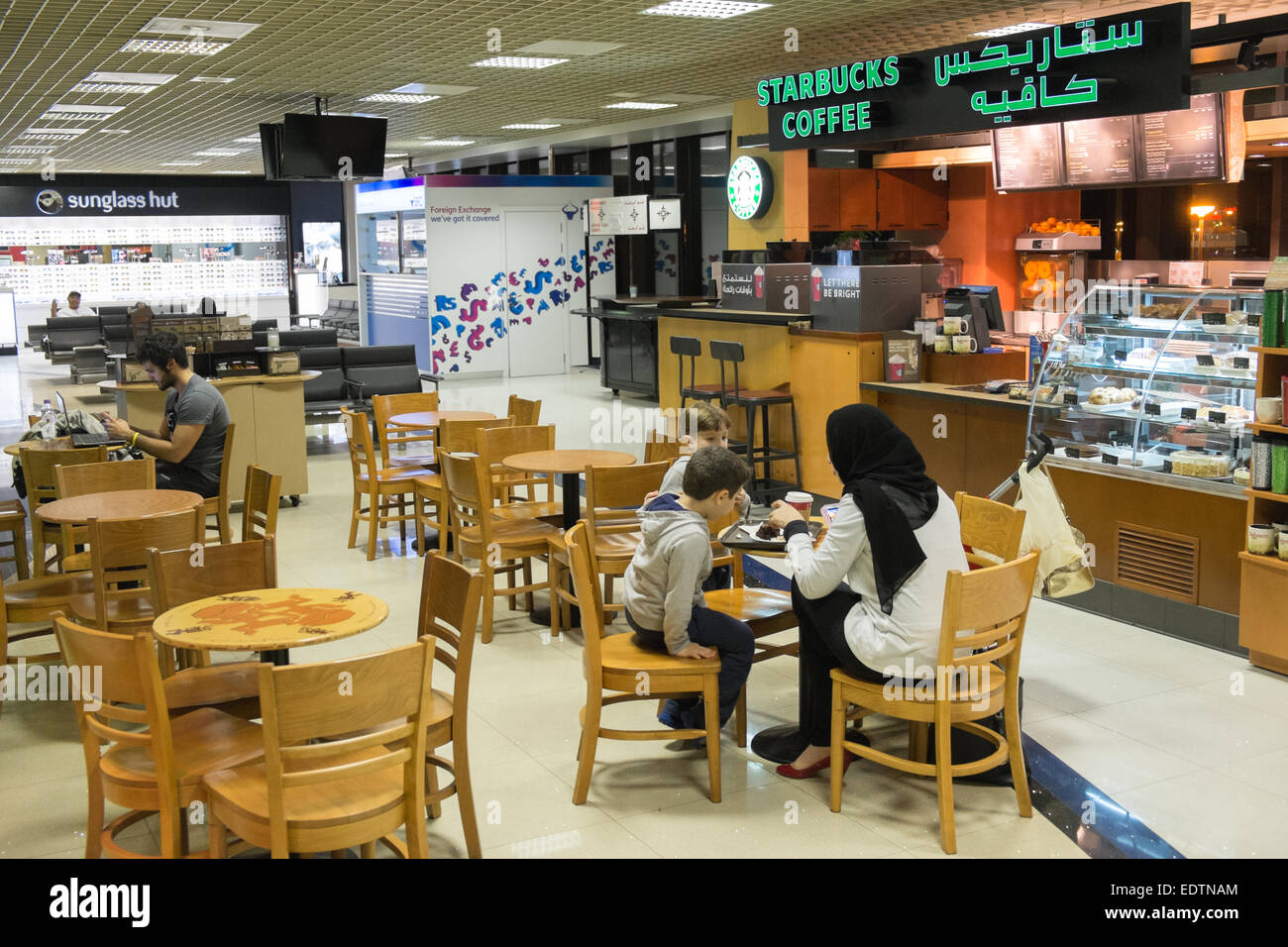 Presso Starbucks,caffè,negozi,catena, store, prima, per l'imbarco, il loro volo in partenza, Bahrain International Airport, Bahrein, Medio Oriente Foto Stock