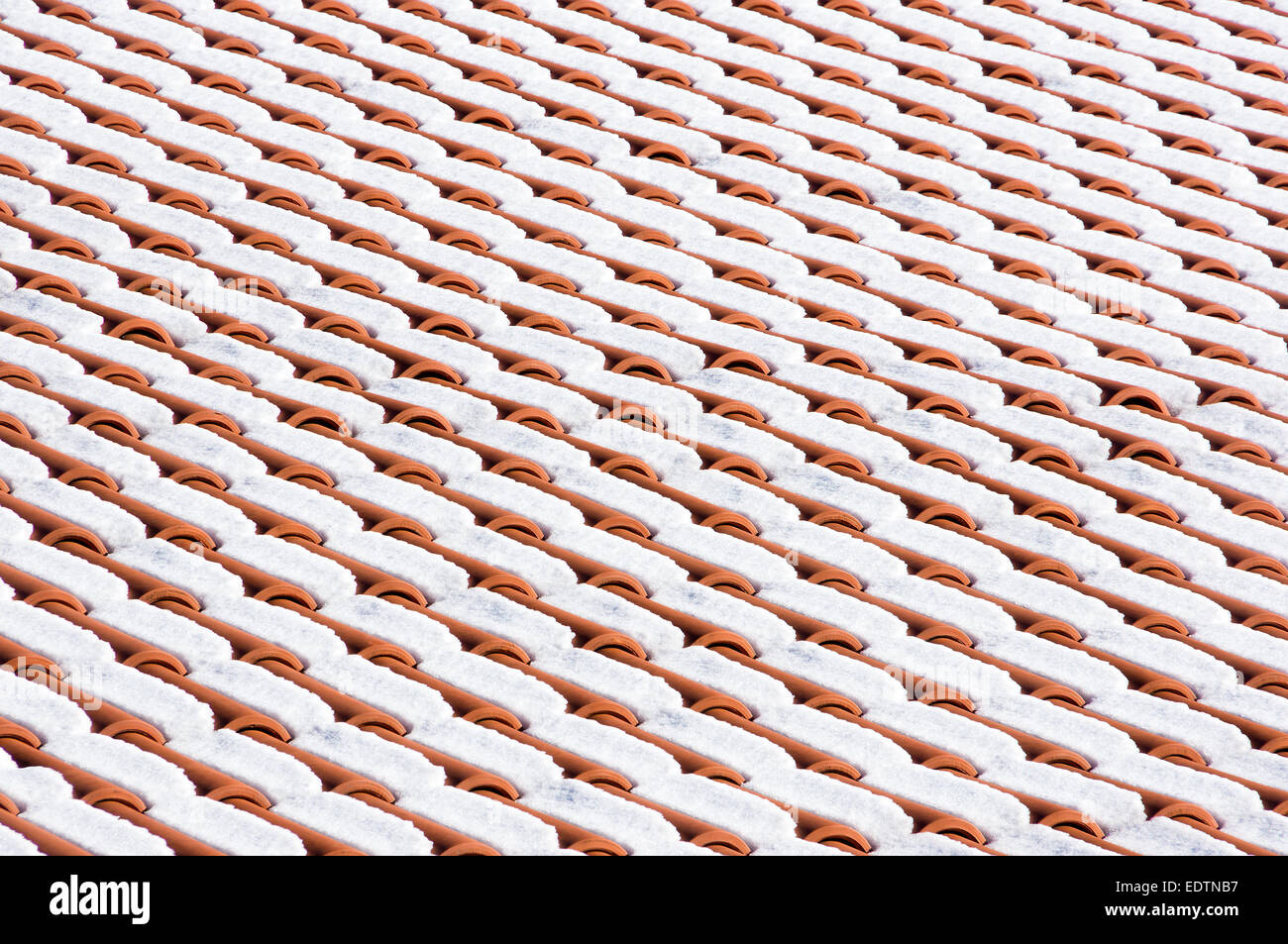 Sullo sfondo di un tetto innevato tile pattern texture Foto Stock