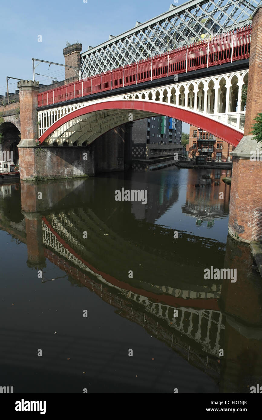 Blue sky ritratto obliquo, a Potato Wharf, Manchester congiunzione Sud viadotto attraversando Castlefield Bacino del canale, Manchester Foto Stock