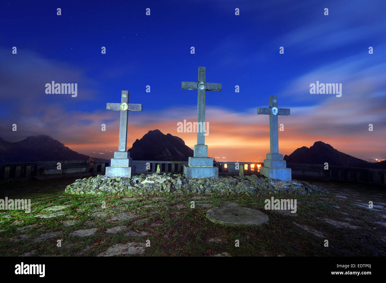 Via crucis in Urkiola di notte Foto Stock
