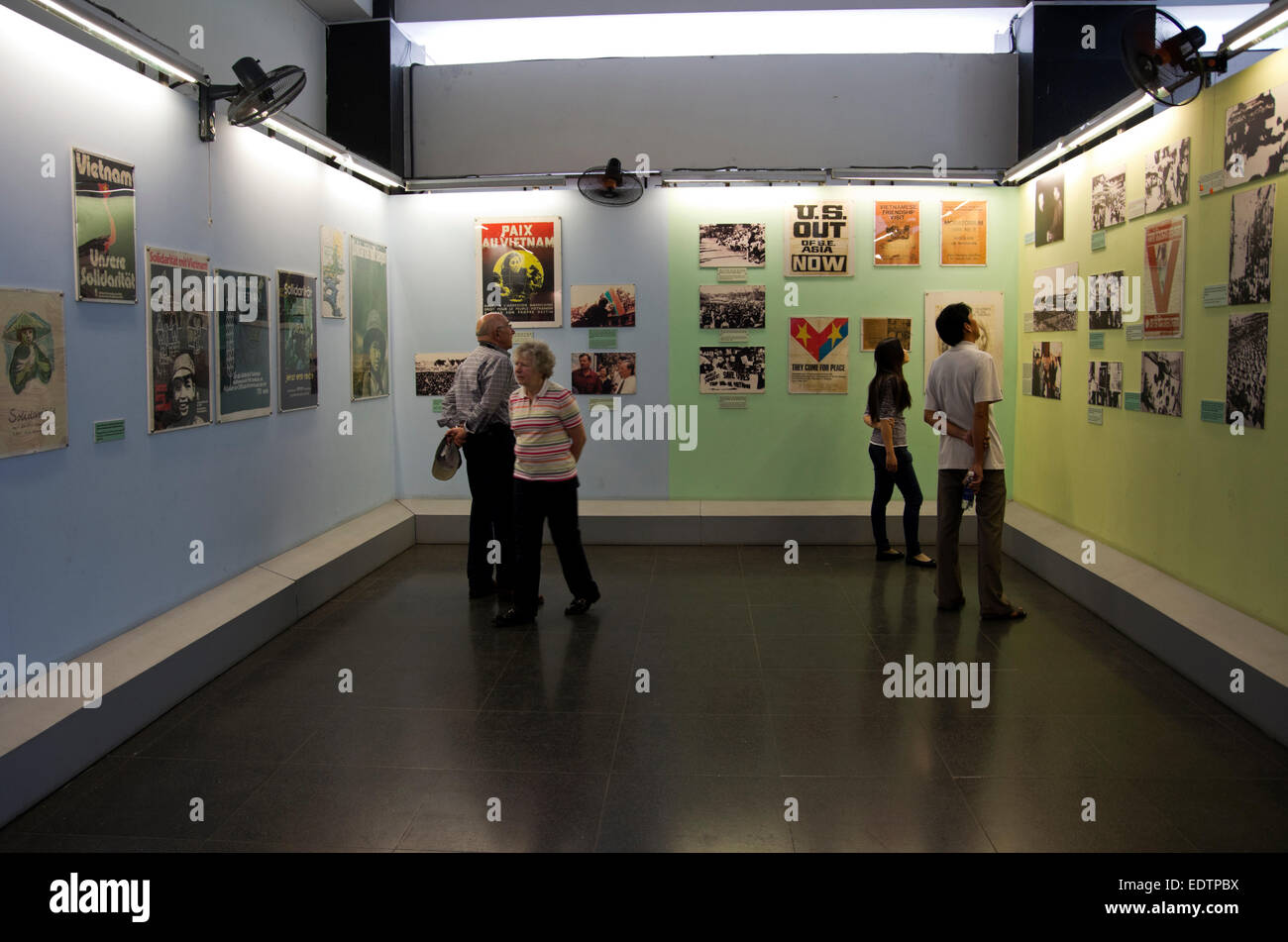 Residuati Bellici Museum, che la gente guarda un display di anti-guerra di manifesti, Saigon Ho Chi Minh City Foto Stock