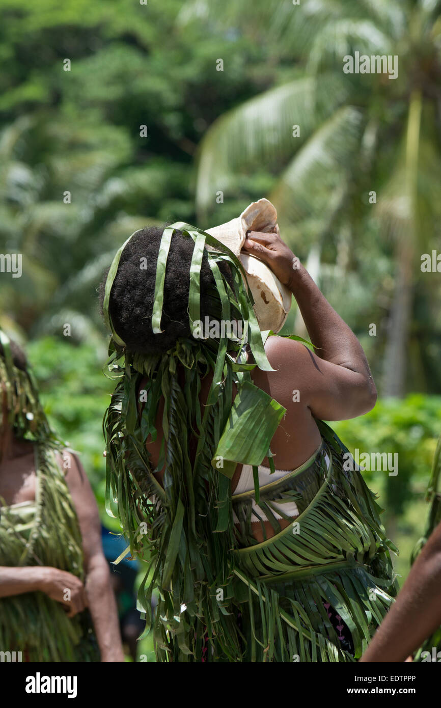 Isole Salomone, OWA Raha (aka Santa Ana), villaggio di Gupuna aka Ghupuna. Tradizionale Spettacolo folcloristico con grande Conque shell. Foto Stock