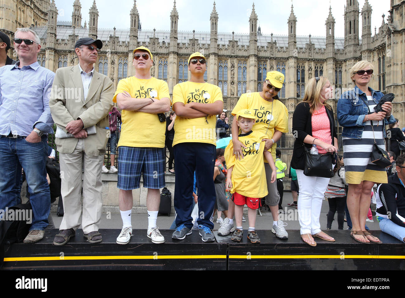 Gli spettatori in attesa della fine della fase 3 in " Tour de France " dotate di: gli spettatori in attesa della fine della fase 3 in " Tour de France " dal Palazzo di Westminster Dove: Londra, Regno Unito quando: 07 Lug 2014 Foto Stock