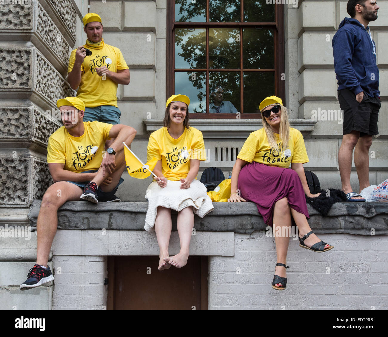 Gli spettatori in attesa della fine della fase 3 in " Tour de France " dotate di: gli spettatori in attesa della fine della fase 3 in " Tour de France " dove: Londra, Regno Unito quando: 07 Lug 2014 Foto Stock