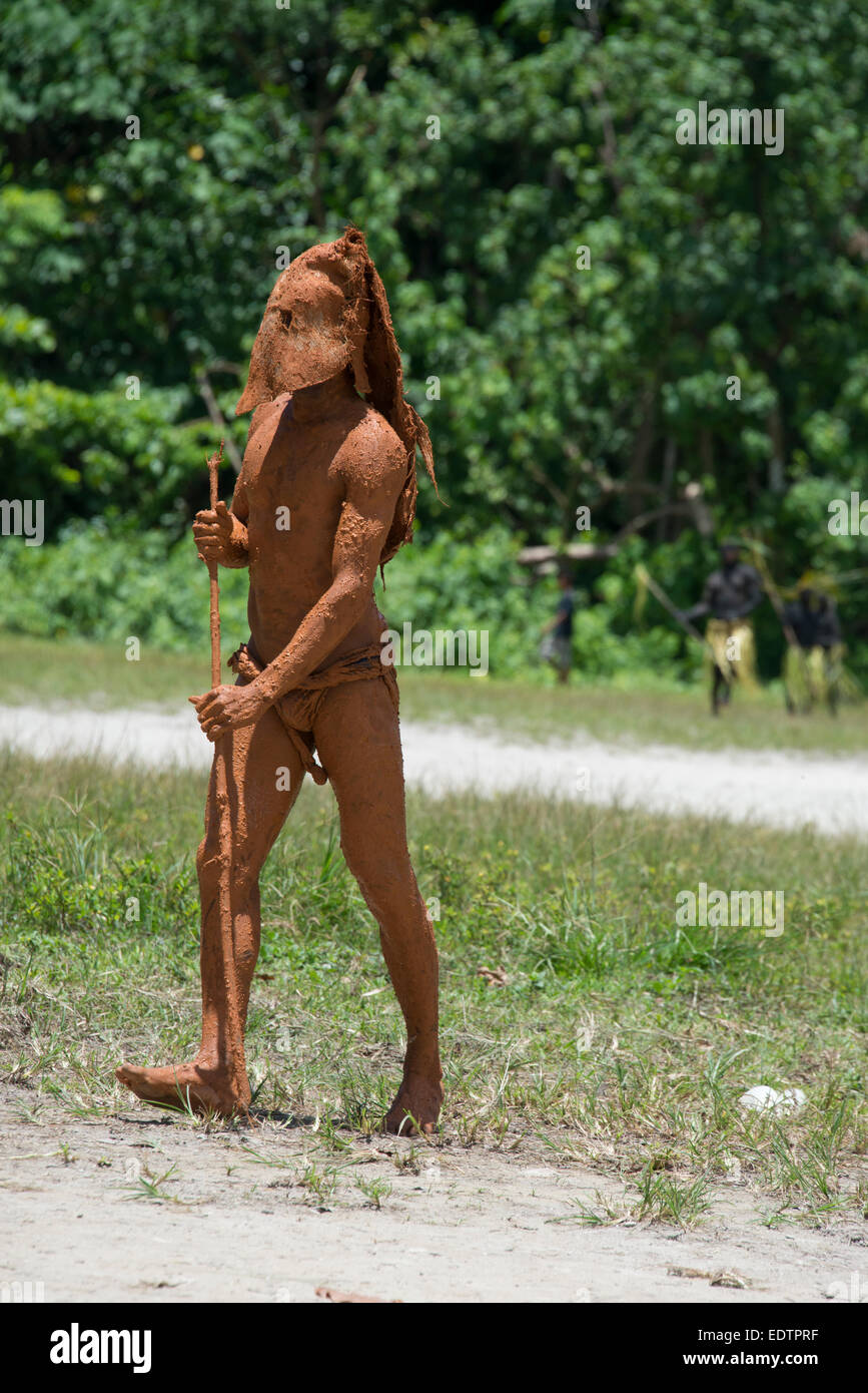 La Melanesia, Isole Salomone, isola di Owaraha o Owa Raha (precedentemente noto come Santa Ana), Gupuna aka Ghupuna. Il fango Man. Foto Stock