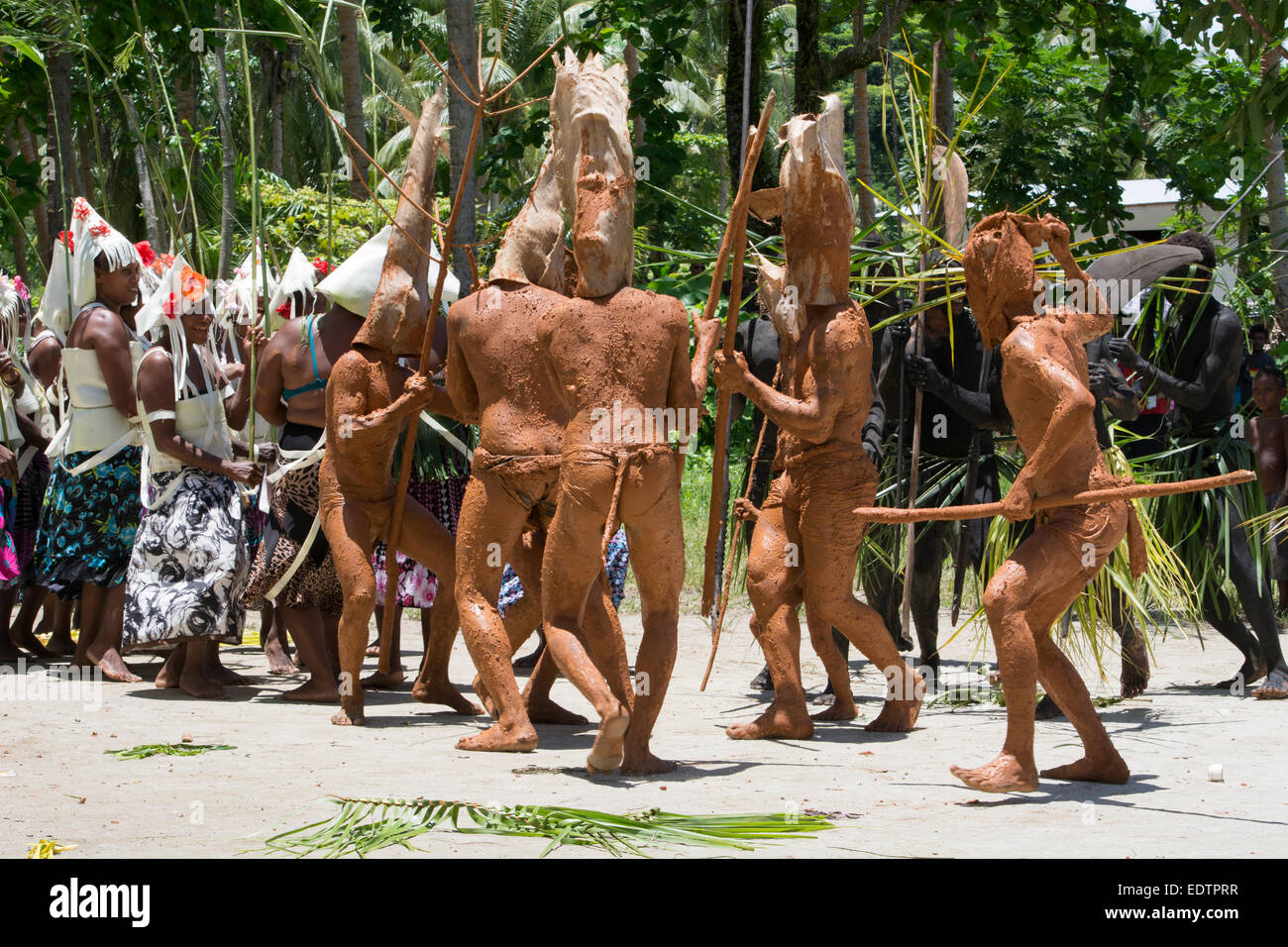 La Melanesia, Isole Salomone, isola di Owaraha o Owa Raha (precedentemente noto come Santa Ana), Gupuna aka Ghupuna. Gli uomini di fango. Foto Stock
