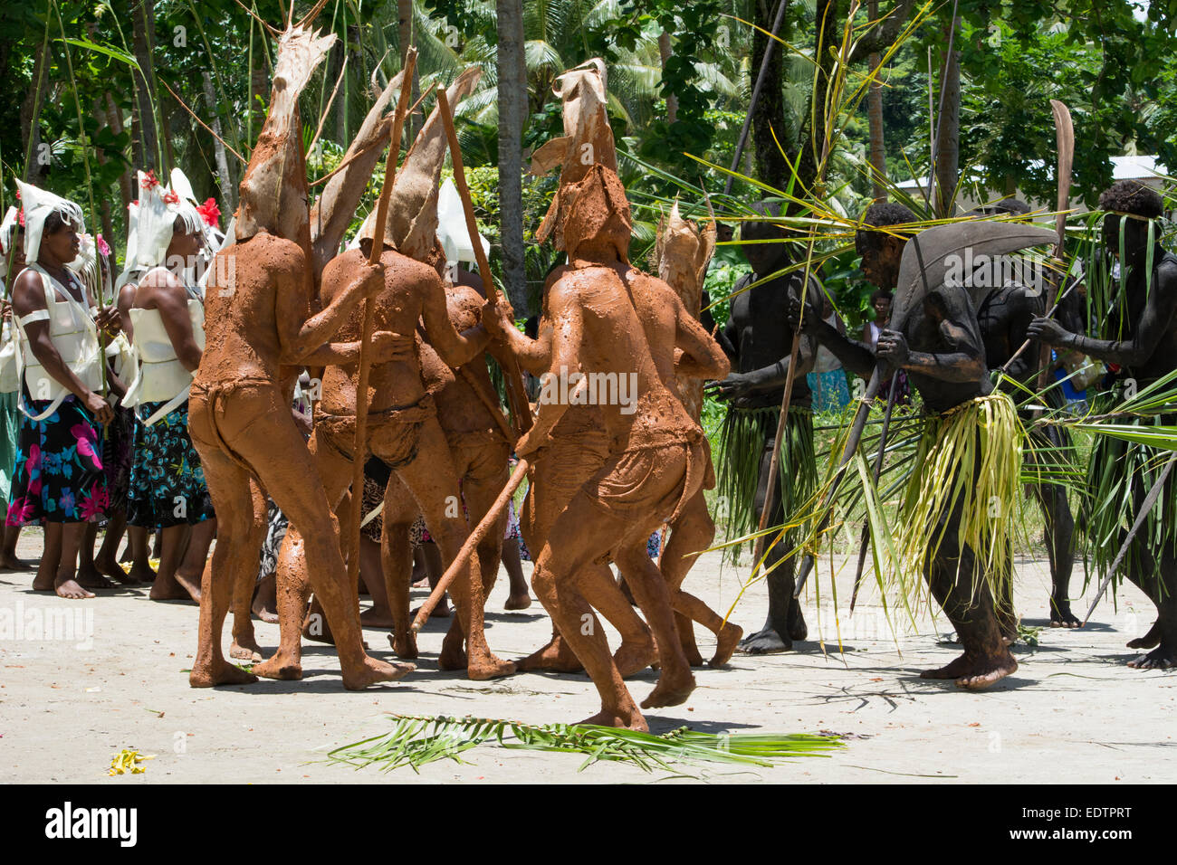 La Melanesia, Isole Salomone, isola di Owaraha o Owa Raha (precedentemente noto come Santa Ana), Gupuna aka Ghupuna. Gli uomini di fango. Foto Stock