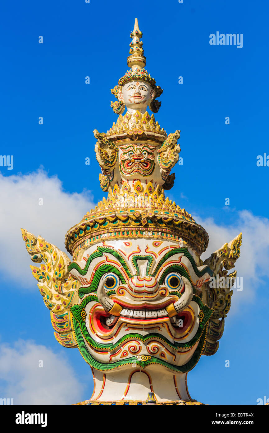 La testa della statua gigante in Wat Phra Kaew ,Thailandia Foto Stock