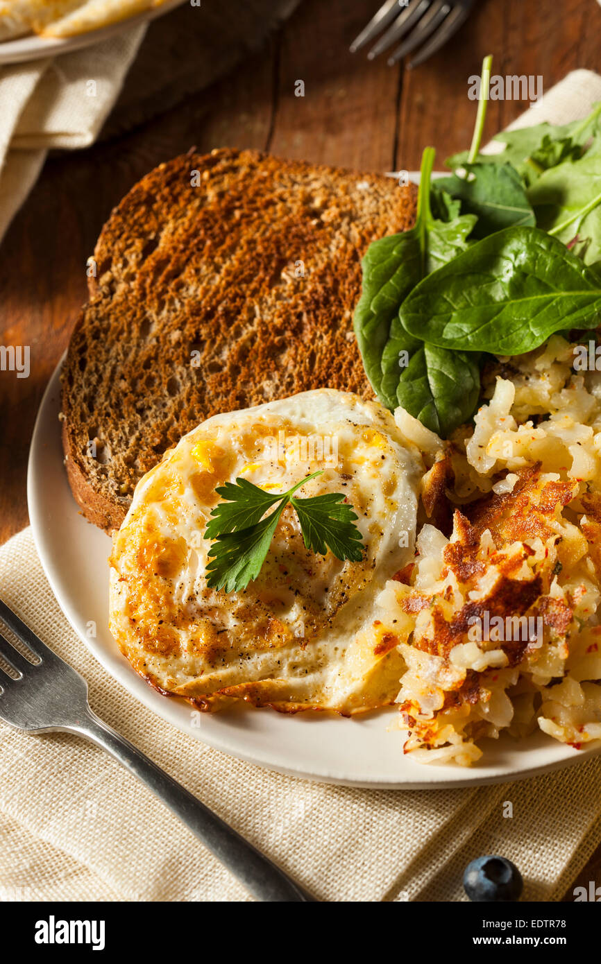 In casa organico uova fritte con toast e Hashbrowns Foto Stock