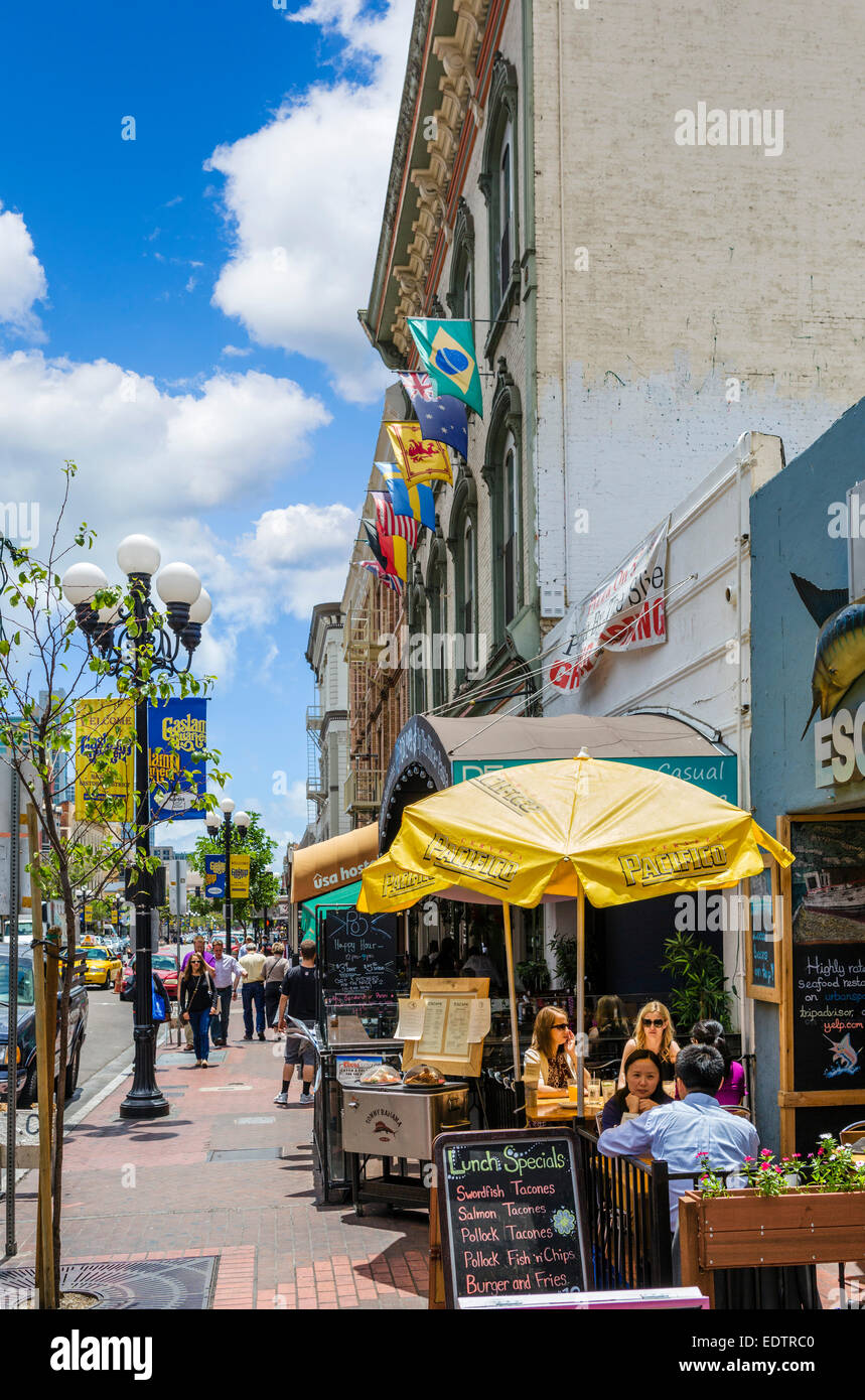 Cafè sul marciapiede sulla Quinta Avenue nel centro storico Gaslamp Quarter del centro cittadino di San Diego, California, Stati Uniti d'America Foto Stock