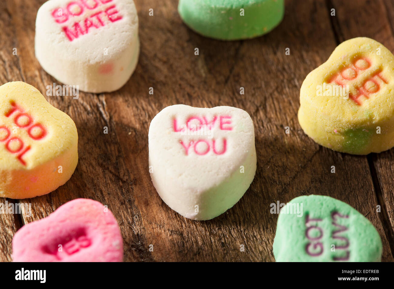 Caramelle colorate conversazione cuori per il giorno di San Valentino Foto Stock