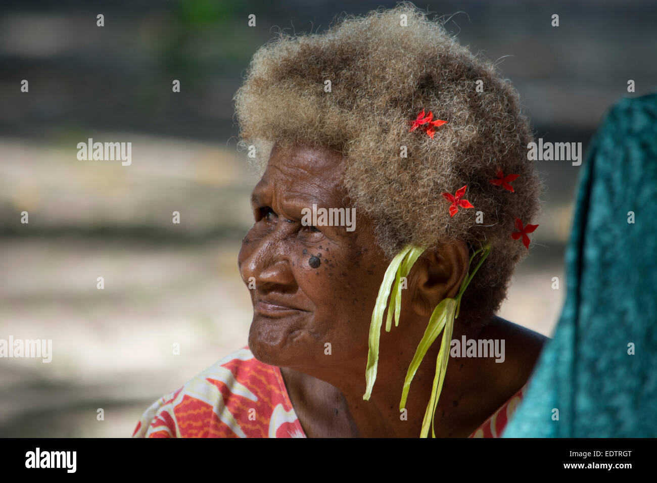 La Melanesia, Vanuatu, Rano isola. Villaggio Donna con fiori nei capelli. Foto Stock