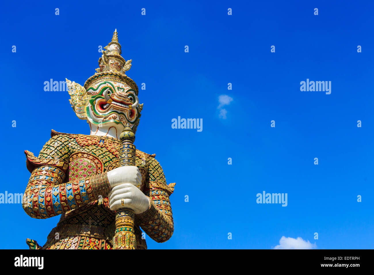 La statua gigante di tenere club e cielo blu in Wat Phra Kaew ,Thailandia Foto Stock